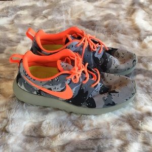 Gray camo Nike Roshe with neon coral accent